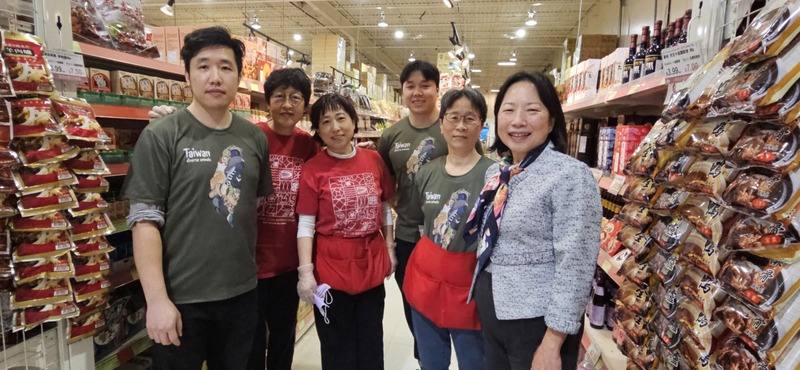 加拿大台灣食品代理商國華超市董事長周怡華（右1）和員工感情好，許多員工從門市一開業就跟著她打拚，宛如一家人