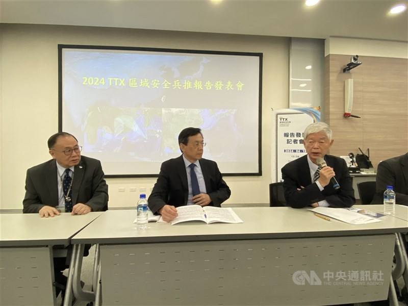 KMT Legislator Chen Yeong-kang (left), Taiwan Center for Security Studies Director Liu Fu-kuo (center) and Liang Chi-yuan of National Central University's Research Center for Taiwan Economic Development. CNA photo