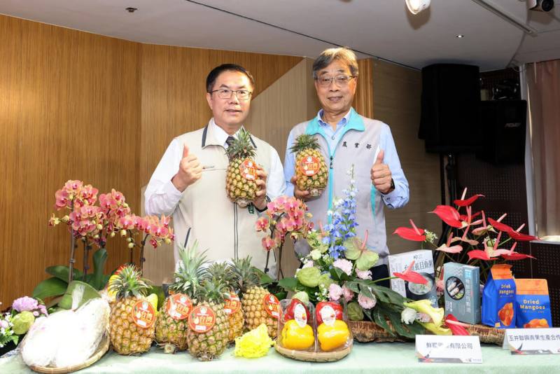 農業部代理部長陳駿季（右）與台南市長黃偉哲（左）15日出席在南市府舉辦的前進新加坡食品展記者會，宣布台南2貨櫃新鮮蔬果、農水產加工品將啟航新加坡。（台南市政府提供）