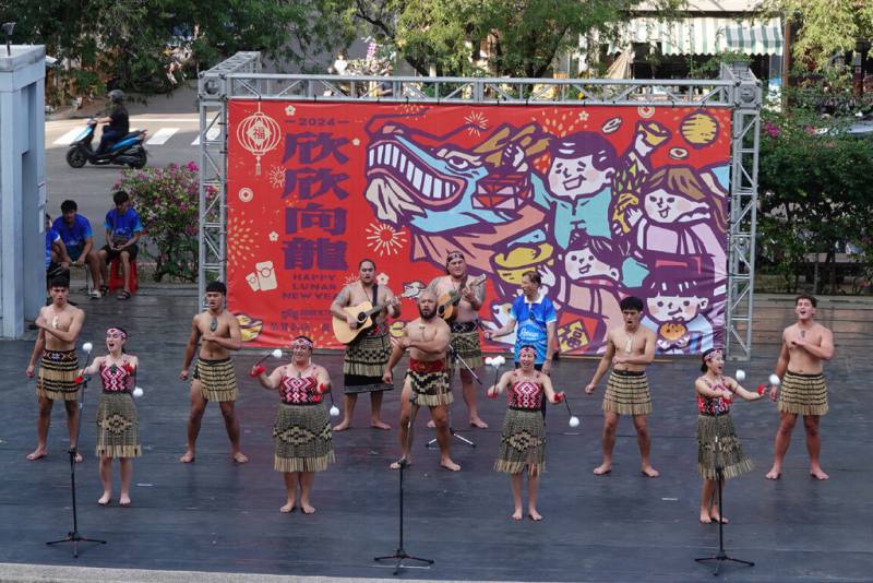 紐西蘭羅托魯瓦市（Rotorua）毛利民族文化藝術表演團與當地高中籃球隊近日造訪台南，14日下午在台南文化中心假日廣場演出。（台南市政府提供）