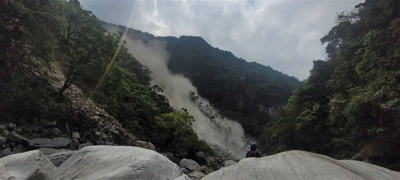 Landslides take place in Taroko National Park in Hualien County Sunday. Photo courtesy of Hualien County Fire Department