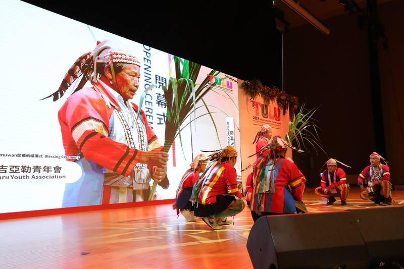 第3屆世界原住民族旅遊高峰會16日在高雄展覽館開幕，由部落耆老帶領達吉亞勒青年會為活動祈福