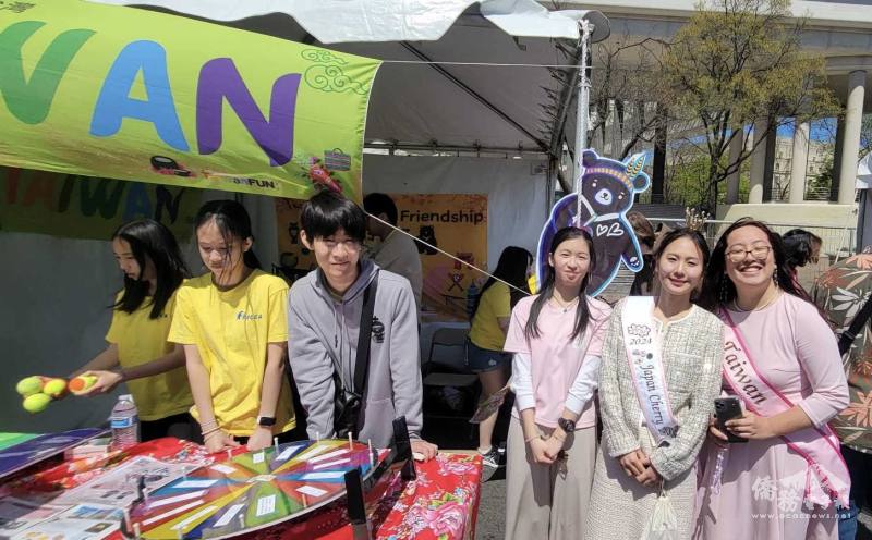 日本櫻花皇后在臺灣櫻花公主的陪同下，參觀FASCA攤位，親身體驗臺式文化魅力