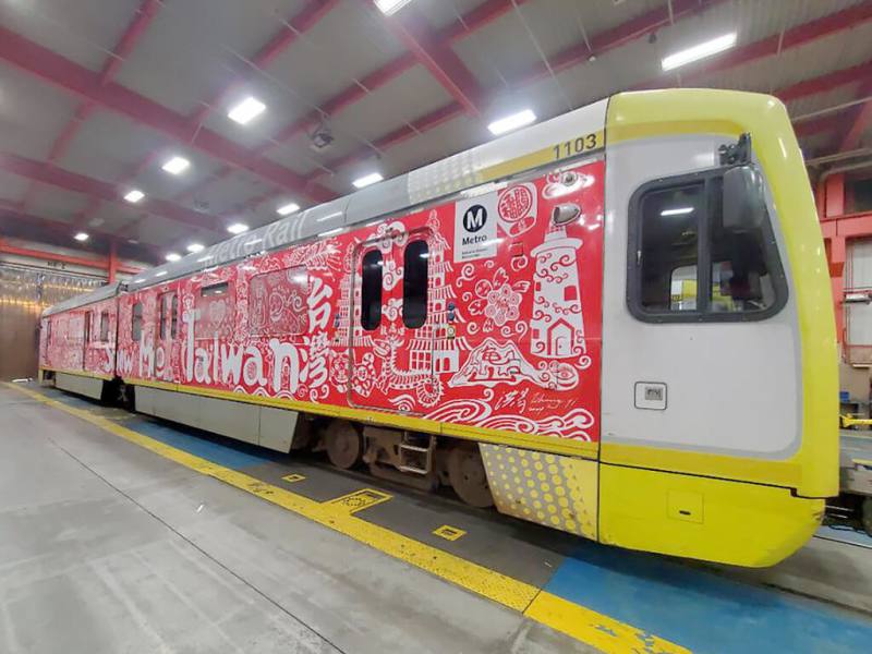 交通部觀光署與洛杉磯都會運輸局（LA Metro）合作，在洛杉磯輕軌車廂上使用藝術家洪易的作品，向大洛杉磯地區居民、觀光客宣傳台灣觀光。（觀光署提供）