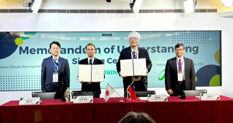 台灣氣候服務聯盟（TCSP）與日本氣象協會（JWA）16日簽署合作備忘錄（MOU），由TCSP理事長陳泰然（右2）與JWA常務理事辻󠄀本浩史（左2）代表簽署，中央氣象署長程家平（右1）及日本台灣交流協會台北事務所副代表服部崇（左1）共同見證。（氣象署提供）