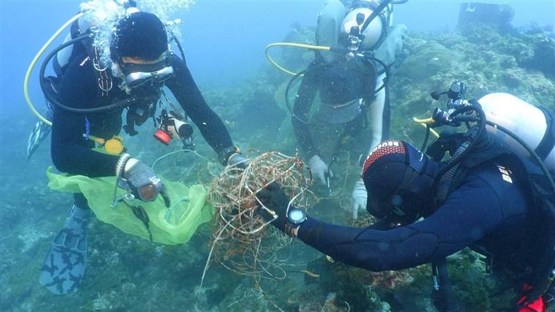 Divers clean up marine debris in the sea near Pingtung County's Liuqiu Island in this photo released Tuesday. Photo courtesy of Pingtung County Governent