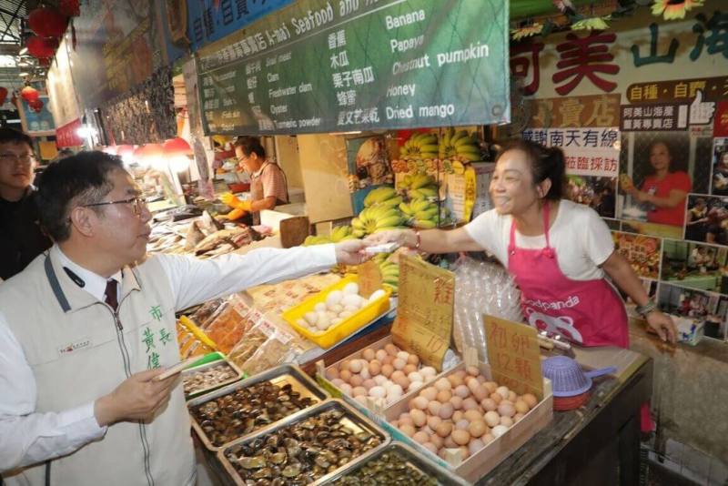 台南市長黃偉哲（前左）17日宣布，台南市和Foodpanda合作推出傳統市場外送服務，首波進駐東菜市場等7處早市。（台南市政府提供）