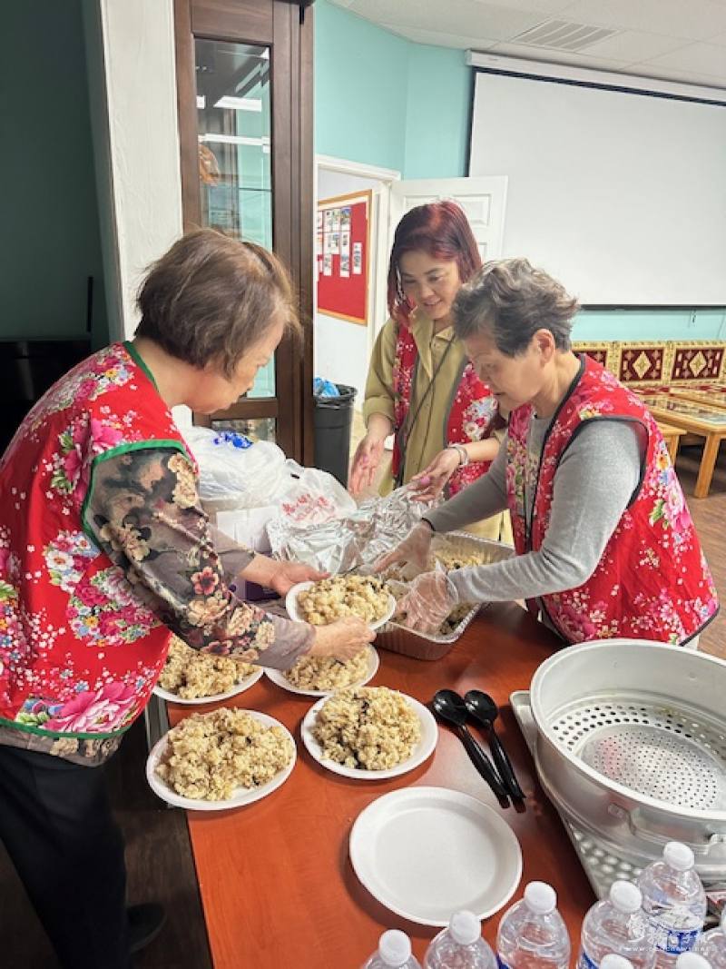 志工們準備包粽子食材