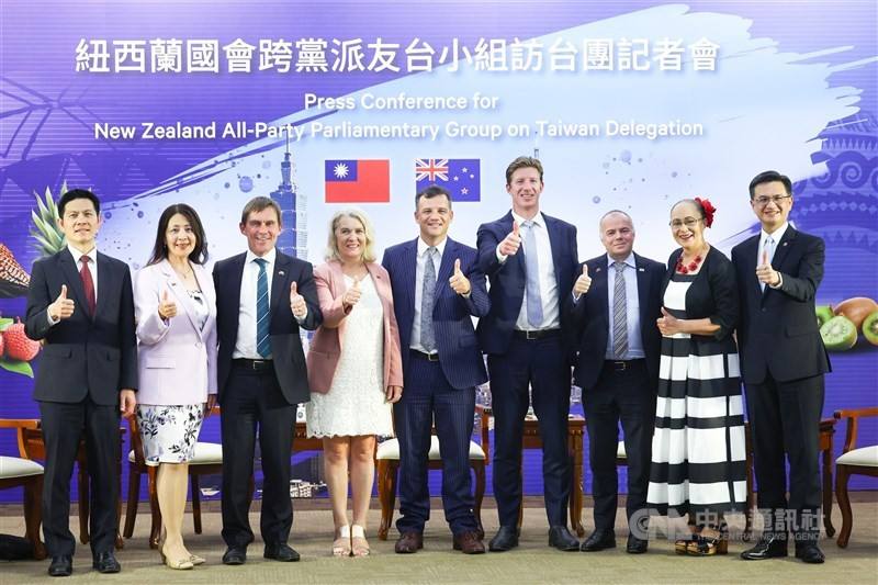 A parliamentary delegation from New Zealand, led by MP for Southland and Chair of the Social Services and Community Select Committee Joseph Mooney (fifth left) and MP for Taieri and Co-chair of the All-Party Parliamentary Group on Taiwan Ingrid Leary (fou