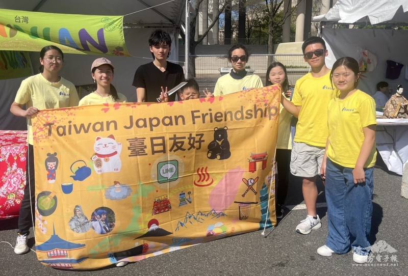 The FASCA DC student volunteers at the Sakura Matsuri.