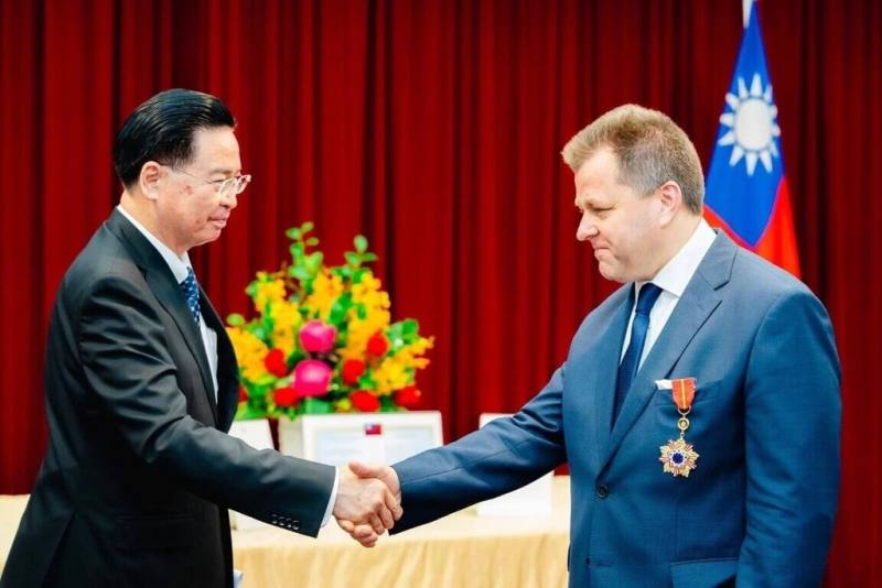 外交部長吳釗燮（左）17日頒贈「睦誼外交獎章」給立陶宛外交部前政務次長艾德梅納斯（Mantas Adomėnas）（右），表彰其對深化台立雙邊關係。（外交部提供）