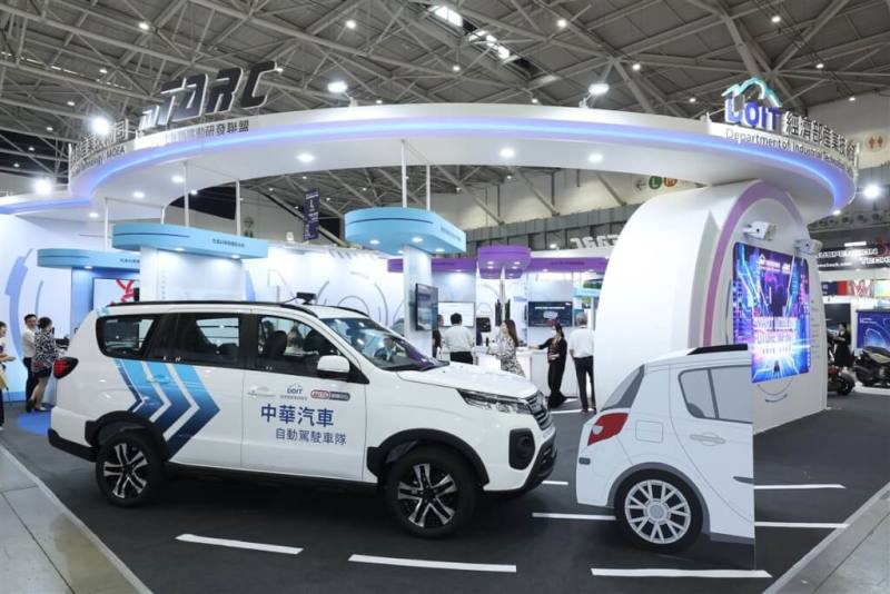 經濟部技術司17日在台北國際車用電子展秀出自駕車隊列技術，由車輛中心研發，今年9月將上路試驗，可解決物流人力短缺的困境。（經濟部提供）