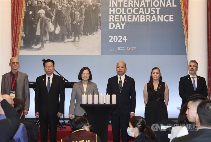 Israel's representative to Taiwan Maya Yaron (second right), Knesset member Boaz Toporovsky (right) and German Institute Taipei Director General Jörg Polster (left) are joined by President Tsai Ing-wen (third left), Taiwan Foundation for Democracy Chairma