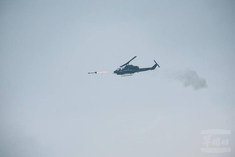 AH-1W直升機射擊響尾蛇飛彈。（青年日報記者陳彥陵攝）