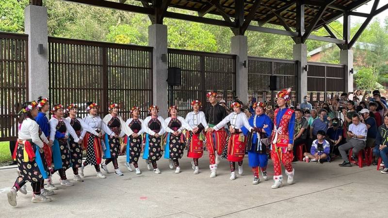 紐西蘭毛利文化藝術表演團17日訪問新北市金山區，金山高中原住民藝能班以傳統歌舞表演，交流兩國的原民文化。（金山區公所提供）