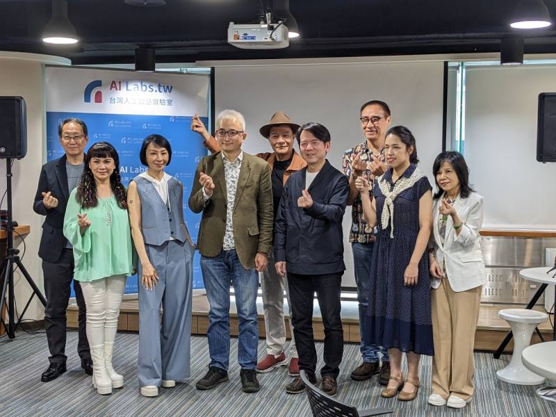 聲朗文化股份有限公司執行董事、民歌歌手李建復以及台灣人工智慧實驗室聯手研發出「全球第一個正版華語AI歌聲平台」，19日舉辦記者會宣布平台正式上線，凃佩岑、李明德、王瑞瑜、范怡文等4位參與計畫的歌手也到現場分享合作過程。(陳念宜 攝)