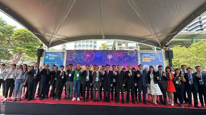 高雄醫學大學「大南方咀嚼吞嚥健康產業人才培育基地」邀請產官學界合影