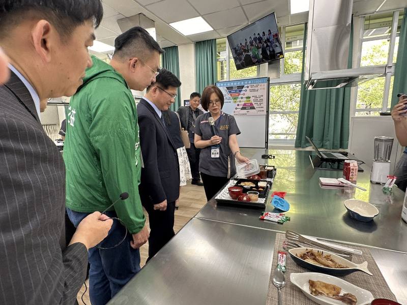 營養師於基地內的「高齡友善教學示範廚房」示範雞腿便當塑型餐的製作方式