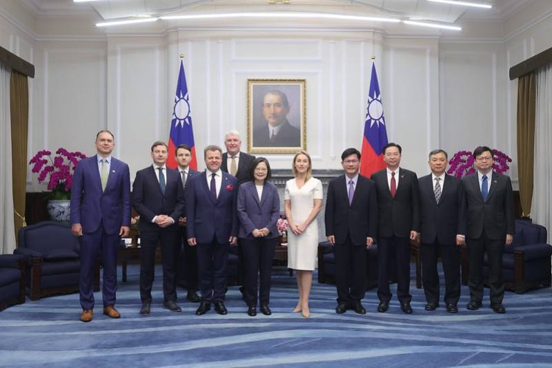 President Tsai poses for a photo with a delegation of scholars and experts led by former Vice-Minister of Foreign Affairs Mantas Adomėnas of the Republic of Lithuania.