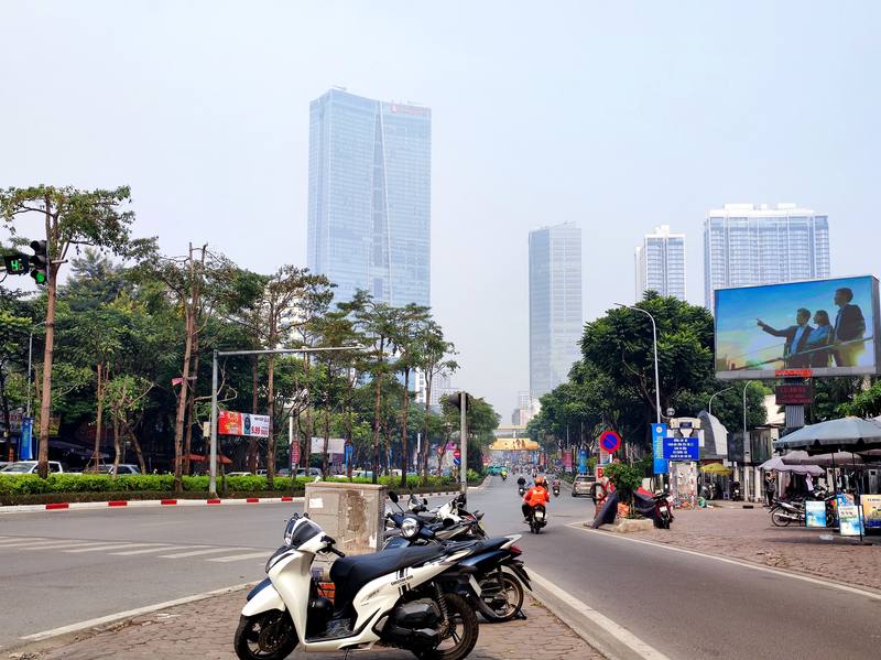 越南首都河內市（圖）近年來經濟快速發展，生活成本愈來愈高，比南部的胡志明市還要貴。河內市穩坐越南最貴城市寶座，許多民眾受不了當地物價、房租，選擇回到外省老家過日子。