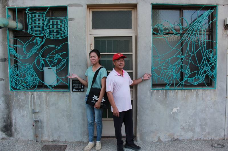 雲林縣口湖鄉梧北社區打造13面有故事的繽紛鐵花窗，梧北社區發展協會理事長王春生（右）表示，現在不只假日，連平日也會有遊客聚集。