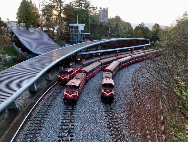 海拔的2451公尺的祝山車站，以雲霧繚繞山景為設計發想，使用國產材打造雲浪造型屋頂，融入雲海意象的美麗弧線伴著進站車體映入眼簾，帶來動態美學的感動。（林業署阿里山林業鐵路及文化資產管理處提供）