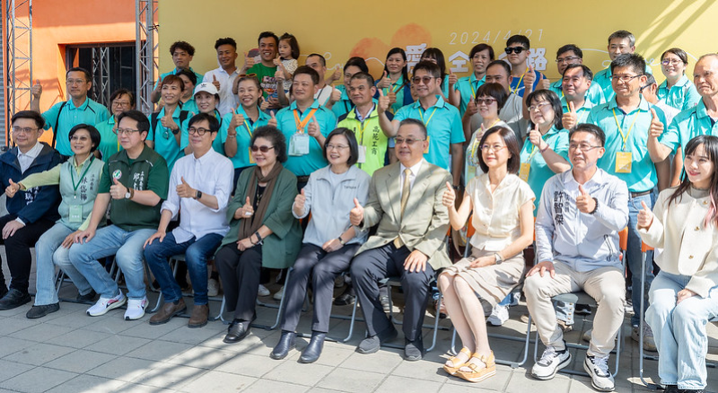 總統與出席人員合影