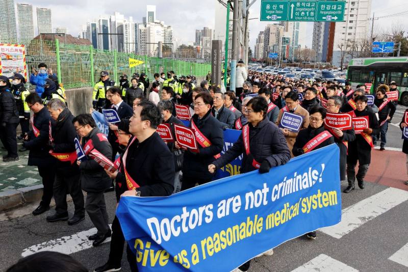 南韓醫生上街遊行大罷工，要求合理的醫療政策。(路透社/達志影像)