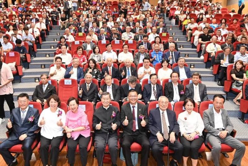 嘉義高中20日舉行創校100年慶祝大會，前副總統蕭萬長（前左4）、前行政院長張俊雄（前右3）、嘉義縣長翁章梁（前右）等人以校友身分出席，嘉義市長黃敏惠（前左2）也到場送上祝福。（嘉義市政府提供）