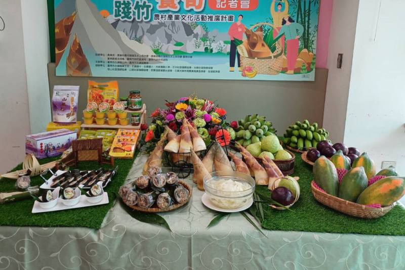 響應世界地球日，台南市衛生局呼籲市民可從低碳飲食做起，一週一日蔬食餐、天天五蔬果，農業局並推薦左鎮區竹筍、香蕉、芒果等農產。（台南市農業局提供）