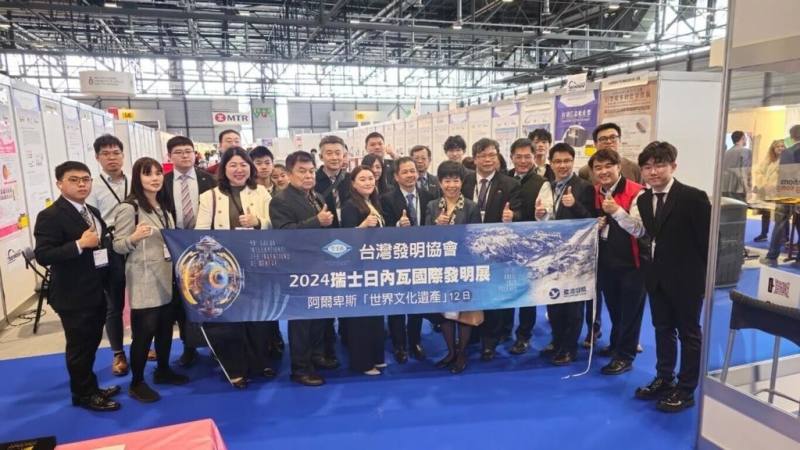 台灣發明協會21日率領34位參展團員及37件台灣發明家作品，前往瑞士參加「日內瓦發明展」，共獲得16金12銀7銅佳績。（駐日內瓦辦事處提供）