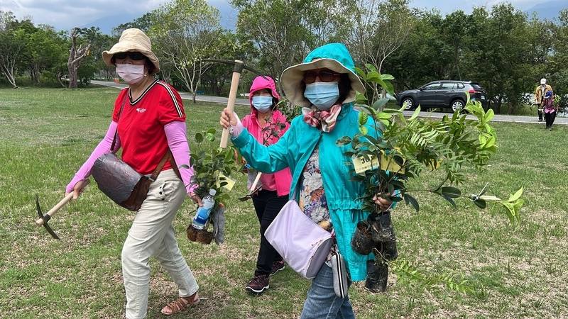 台東池上鄉公所與社會企業合作，在4月22日「世界地球日」，於112年曾歷經3個颱風肆虐的大坡池畔，種下百棵原生樹木。