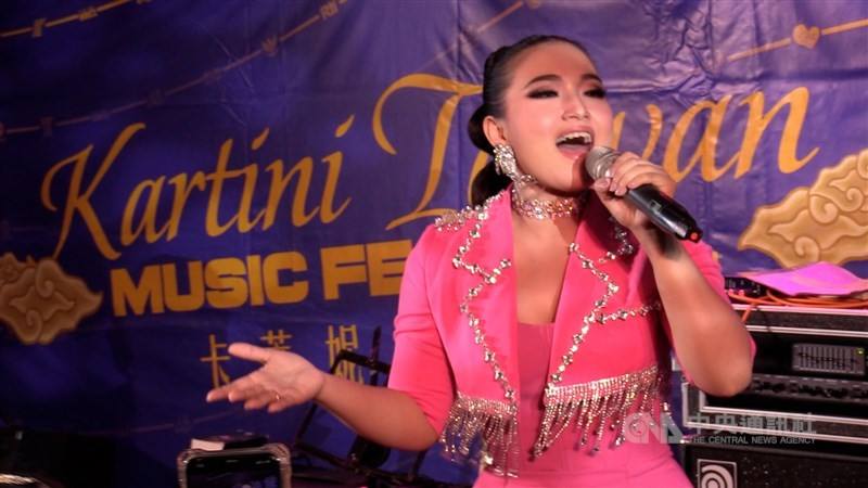 Kiki Asiska, a singer from Indonesia famous for her Dangdut singing (a genre of Indonesian folk music), performs during the Kartini Taiwan Music Festival in Taipei on Sunday. CNA photo April 21, 2024.