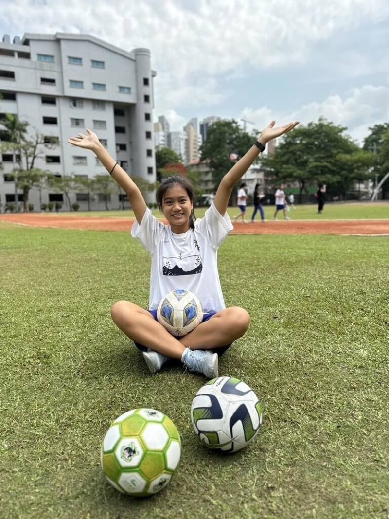 高雄女中高一學生高瑜（圖）參加美國國務院「2024 AIT足球女孩計畫」（AIT Soccer Girls Program），獲選台灣5名代表之一，6月將赴美國與其他9國的足球女孩進行交流訓練。（雄女提供）