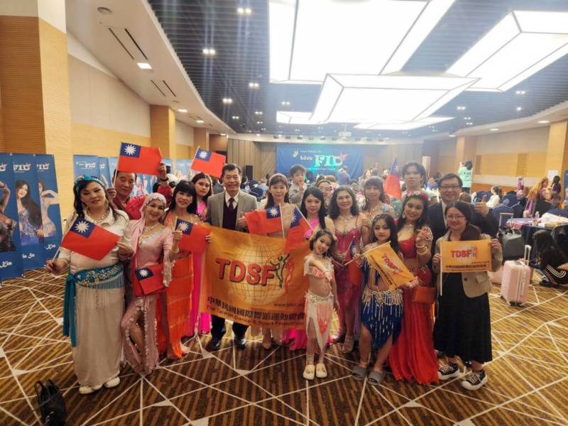 中華民國國際舞蹈運動總會21日帶領台灣選手出戰首爾國際肚皮舞大賽，參與45個項目中共拿下21枚金牌、10枚銀牌、6枚銅牌以及8枚優勝獎牌，收穫滿滿。（國際舞蹈運動總會提供）