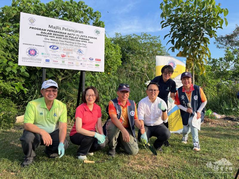 駐馬來西亞辦事處大使葉非比與臺商共同參與植樹活動