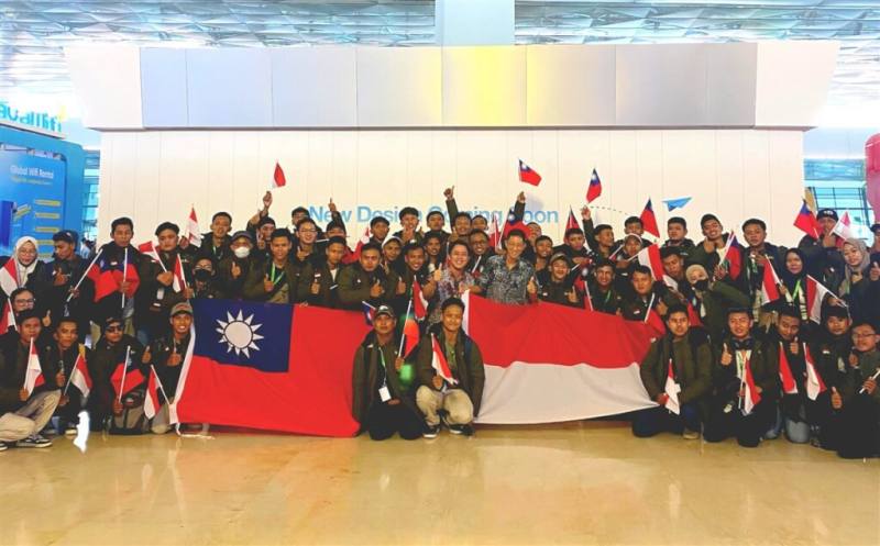 印尼青農實習生22日從雅加達搭機赴台灣，並在雅加達的蘇卡諾哈達國際機場高舉中華民國與印尼國旗合影。（駐印尼代表處提供）