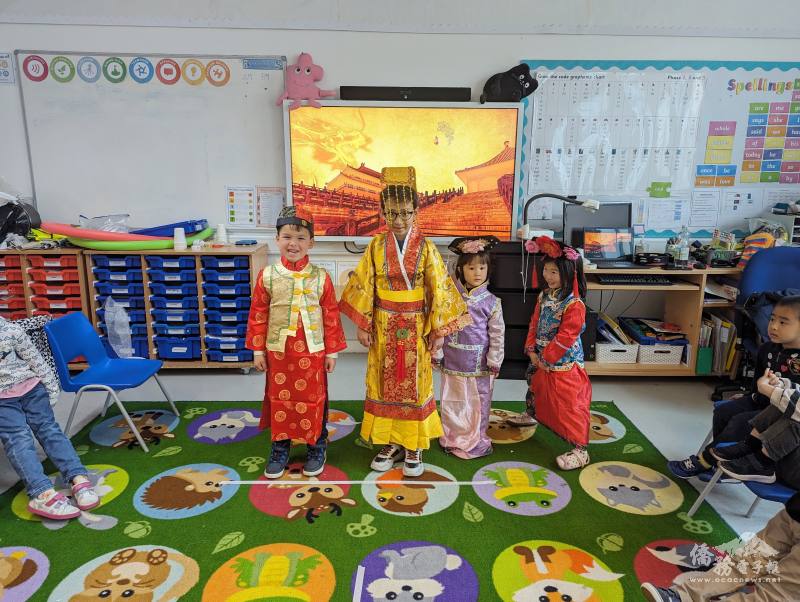 圖為春季營隊學生扮演皇上格格服裝，搭上時光機體驗各式中華文化(玩中文提供)