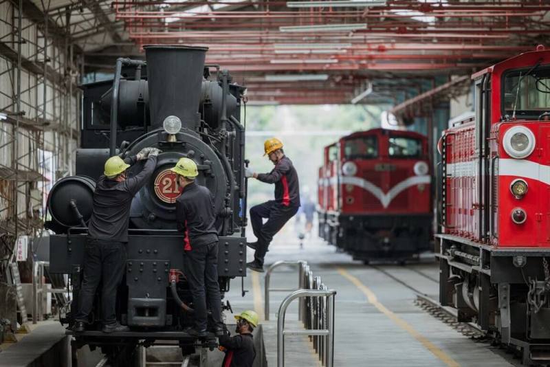 Shay-21號蒸汽火車以超強扭力、擅長攻克陡坡為特點，2024年初復航，而讓百歲國寶級火車再現的幕後推手是阿里山林鐵蒸機小組，中華文化總會推出「匠人魂」第48集「當燃起蒸汽時」，詳述團隊修復火車心路歷程。（文總提供）