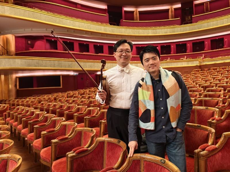 NSO國家交響樂團代理首席、小提琴家鄧皓敦（左）與指揮家吳曜宇（右）兩位音樂好朋友，將在29日的台北愛樂青年管弦樂團20週年音樂會上合作，演出孟德爾頌「小提琴協奏曲」。