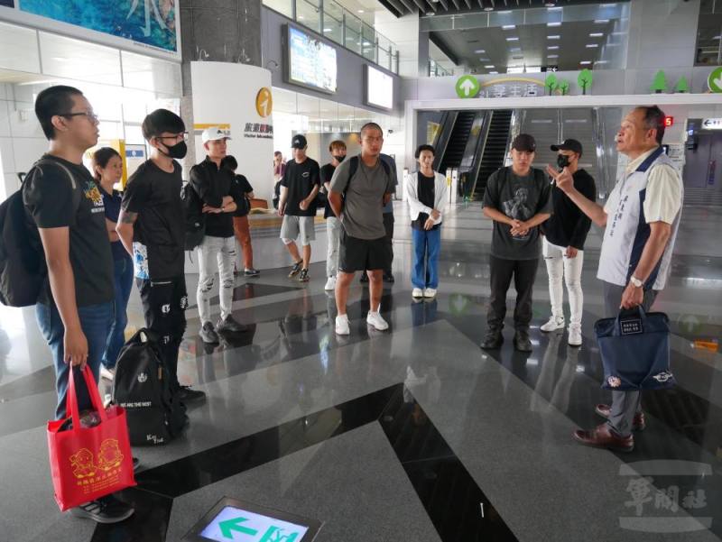 屏東縣軍人服務站向役男說明維護自身權益及善用相關管道。（屏東縣軍人服務站提供）