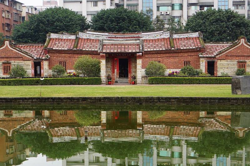 蘆洲李氏古宅融合了中式傳統建築與當地文化，呈現出典雅別緻的建築風貌，成為遊客探訪的旅遊勝地