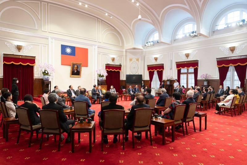 總統接見「世界越棉寮華人團體聯合總會及美國越柬寮華人團體回國訪問團」
