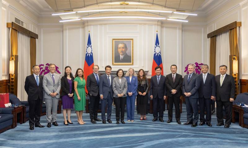 President Tsai poses for a photo with a delegation from the Center for Strategic and International Studies.