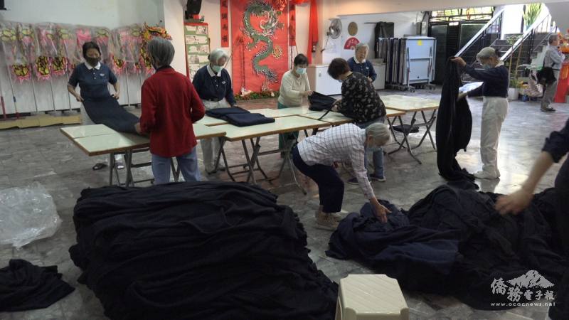 僑胞及慈濟志工製作毛毯