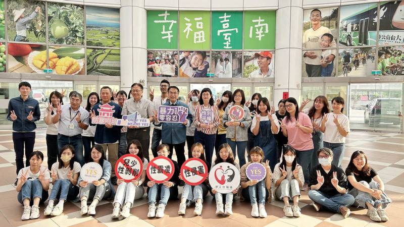 每年4月最後一個星期三是「國際丹寧日」，台南市長黃偉哲（2排左5）和市府人員24日穿上牛仔襯衫及牛仔褲，響應「穿丹寧、反性侵」，並呼籲大眾支持性暴力零容忍理念。（台南市政府提供）
