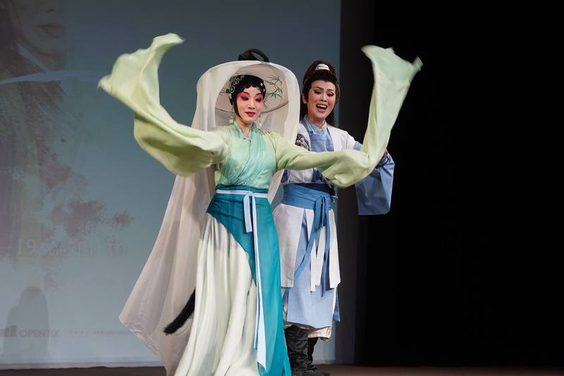 二分之一Q劇場將在2024台灣戲曲藝術節以「白蛇傳」故事為基礎，推出全新創作「青姬」，巧妙融合崑曲、京劇、歌仔戲元素，演員們23日在台灣戲曲中心記者會帶來精彩片段。