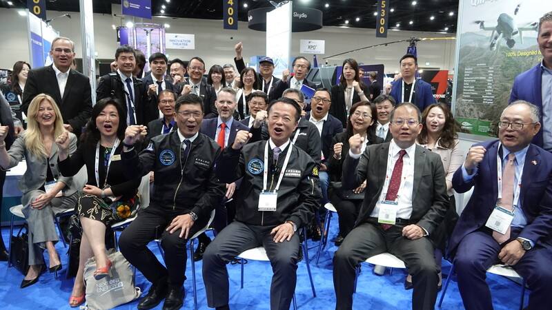 嘉義縣長翁章梁（前右3）23日在「國際海陸空無人載具及自駕系統產業鏈展」（XPONENTIAL）為台灣館揭幕。