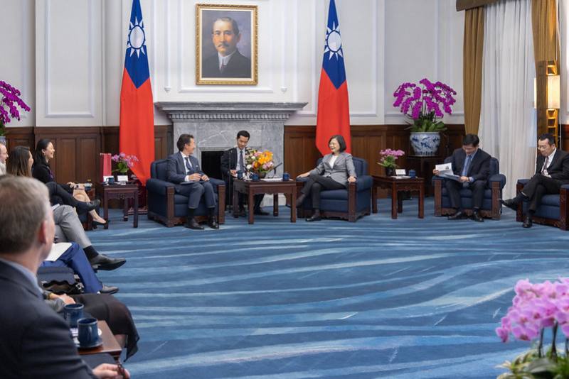 President Tsai exchanges views with a delegation from the Center for Strategic and International Studies.