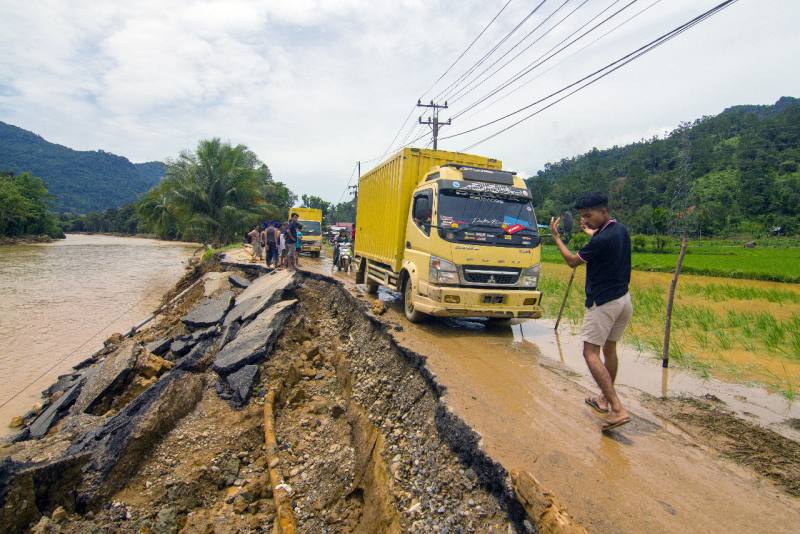 印尼西蘇門答臘省(West Sumatra)今年3月連日暴雨引發洪水和土石流。(AFP/檔案照)